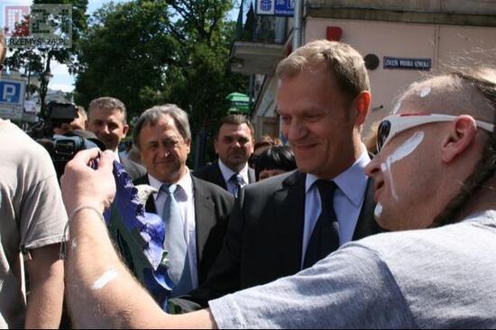 Premier Donald Tusk otrzymuje w prezencie maske dekoracyjn ,Wykonan wlasnorecznie przez Artura Gerule (Asterix) - niezalenego kandydata na prezydenta miasta Przemysla w 2010 r.